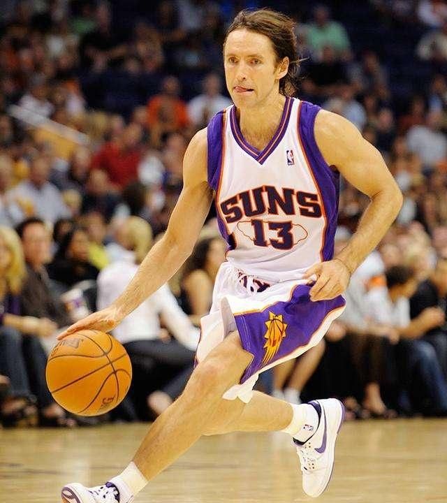 亚利桑那响尾蛇在 2001 年凭借左右王牌击败洋基王朝，建队仅四年即夺冠