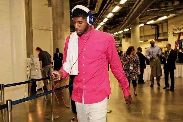 胖了？美媒晒浓眉训练图配文：浓眉的肚子从衣服里露出来了！