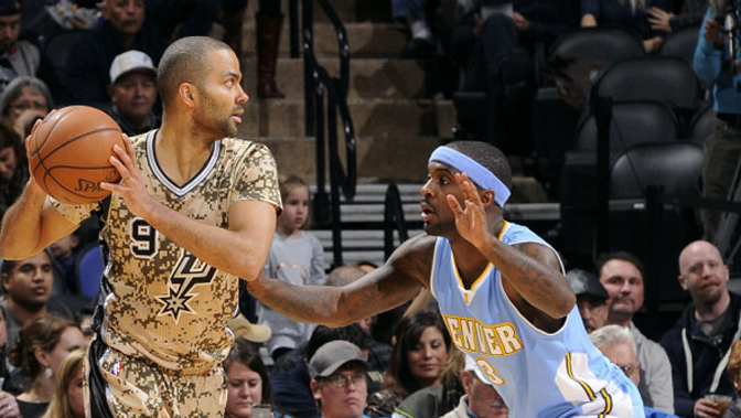 阿根廷队2026年世界杯球衣：经典蓝白条纹+黑色三道杠配饰