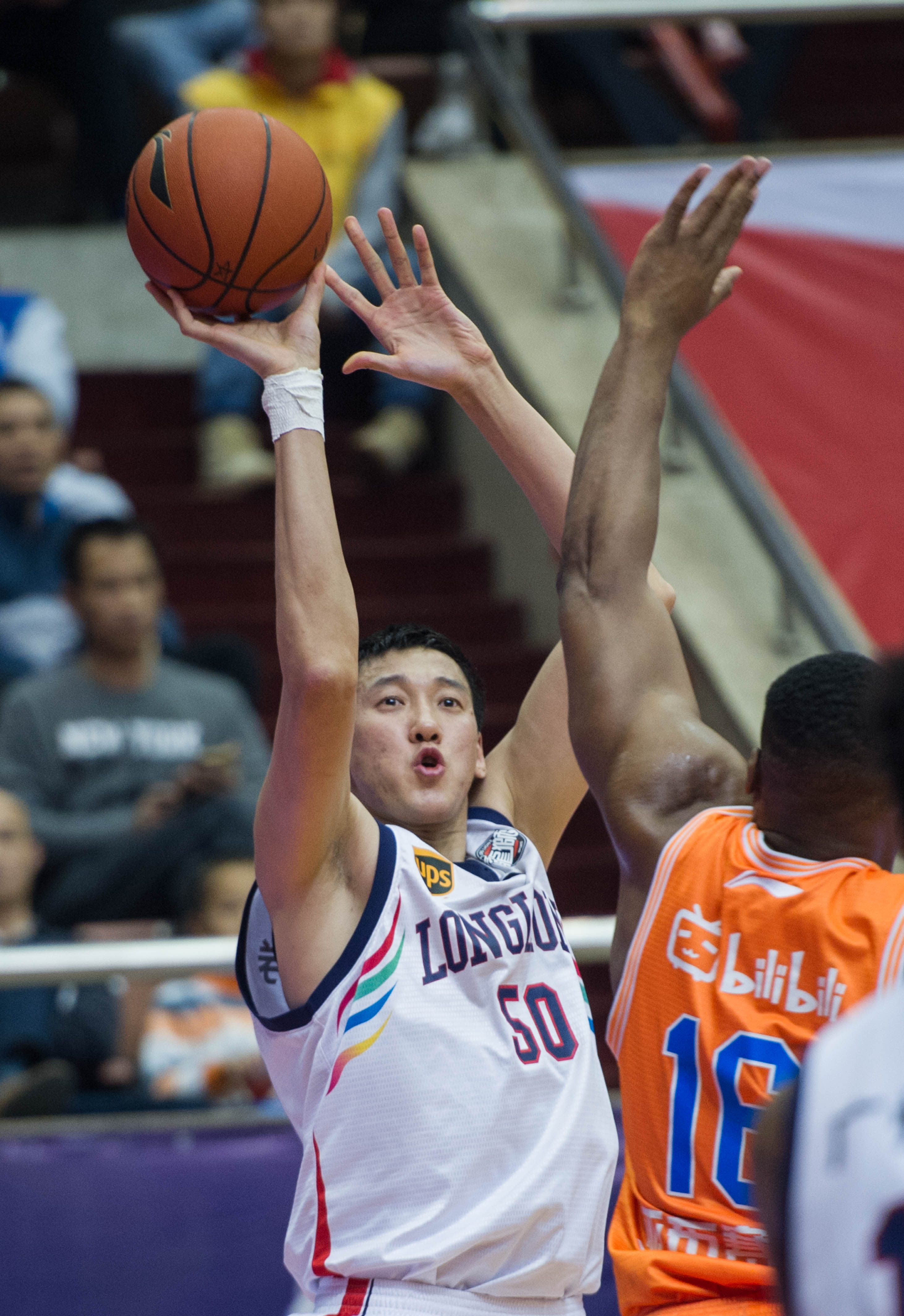 洛杉矶道奇队正式为大谷翔平举行加盟记者会，蓝白 17 号球衣开启棒球史上最昂贵的 10 年