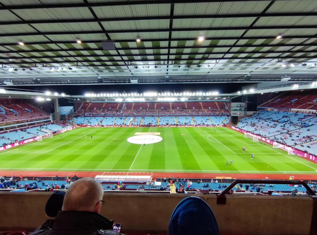 2025 赛季：中信兄弟队主力游击手江坤宇达成生涯第 500 次双杀策动